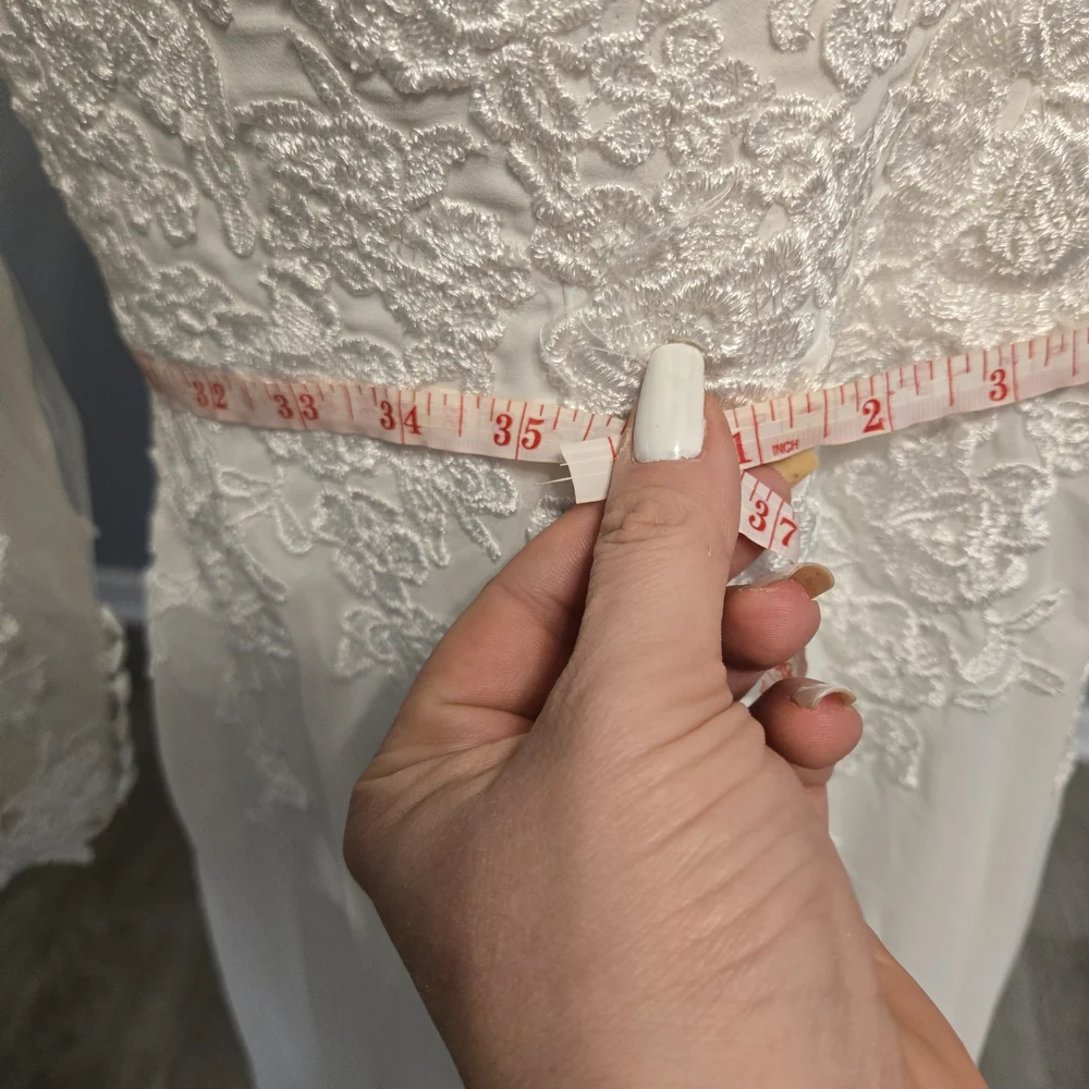 Elegant White Lace Wedding Dress - Picture 8 of 9